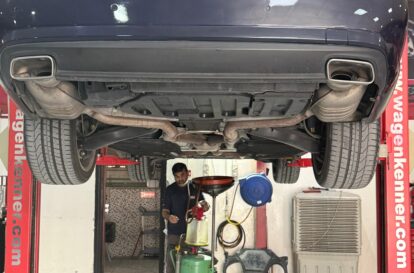 Benz E300 in oil service service in workshop in Al Quoz Dubai – WagenKenner
